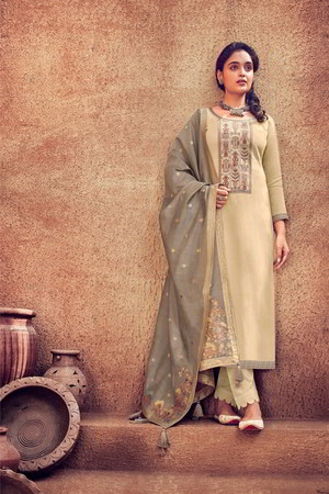 Кремовое индийское платье / костюм, с рукавами три четверти, украшенное вышивкой