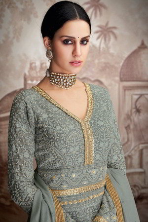 Серое длинное платье / анаркали / костюм из креп-жоржета и фатина, украшенное вышивкой с кружевами