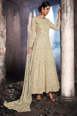 Кремовое платье / костюм из креп-жоржета и шифона, украшенное вышивкой