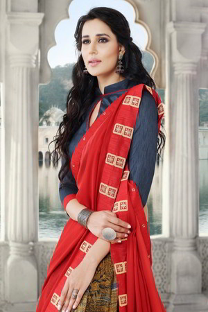 Красное индийское сари из креп-жоржета, украшенное вышивкой