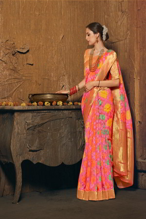 Розовое жаккардовое и шёлковое индийское сари, украшенное вышивкой
