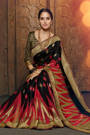 Чёрное жаккардовое и шёлковое индийское сари, украшенное вышивкой