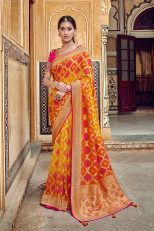 Жёлтое и оранжевое индийское сари из шёлка и жаккардовой ткани