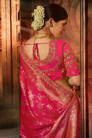 Розовое индийское сари из парчи