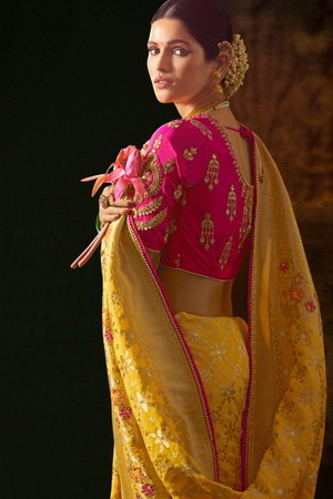 Жёлтое с золотистым нарядное индийское сари, украшенное вышивкой