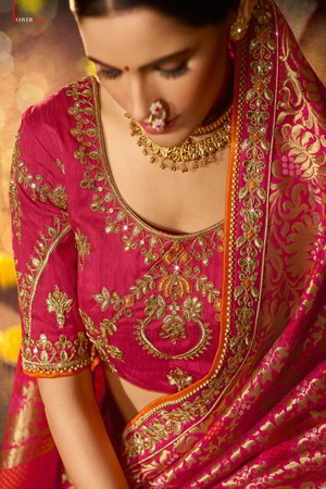 Красивое индийское сари из шёлка цвета фуксии, украшенное вышивкой с люрексом