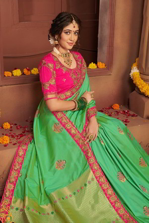 Светло-зелёное шёлковое индийское сари, украшенное вышивкой