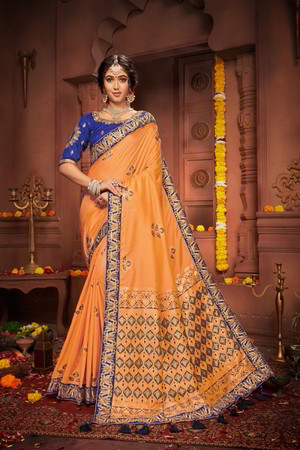 Светло-оранжевое шёлковое индийское сари, украшенное вышивкой