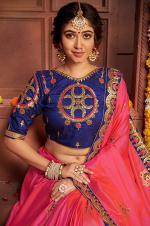 Розовое индийское сари из шёлка, украшенное вышивкой