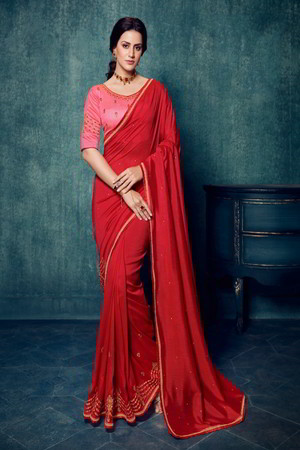 Красное шёлковое индийское сари, украшенное вышивкой