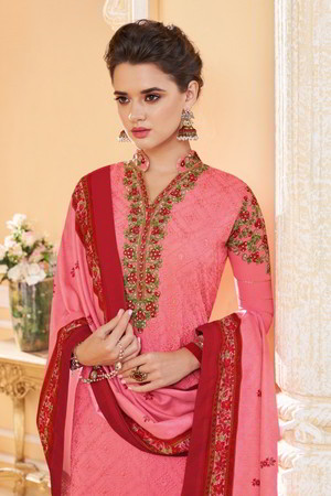 Розовый индийский костюм из креп-жоржета, с длинными рукавами, украшенный вышивкой