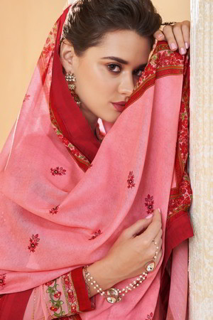Розовый индийский костюм из креп-жоржета, с длинными рукавами, украшенный вышивкой