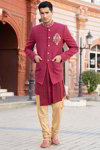 *Красный хлопко-шёлковый индийский свадебный мужской костюм / шервани, украшенный вышивкой люрексом, скрученной шёлковой нитью