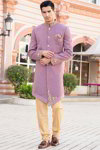 *Фиолетовый хлопко-шёлковый индийский свадебный мужской костюм / шервани, украшенный вышивкой люрексом со стразами, перламутровыми бусинками