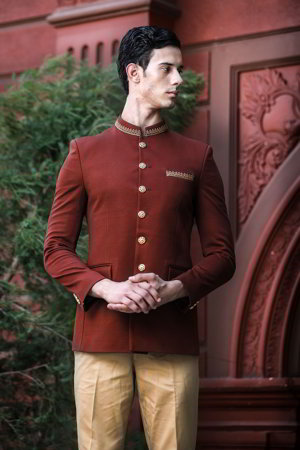 Коричневый мужской костюм, украшенный вышивкой люрексом
