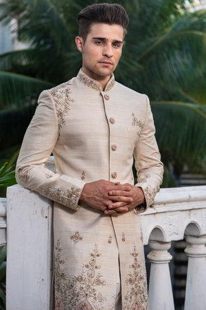 Белый и кремовый хлопко-шёлковый индийский свадебный мужской костюм / шервани, украшенный аппликацией с пайетками, перламутровыми бусинками