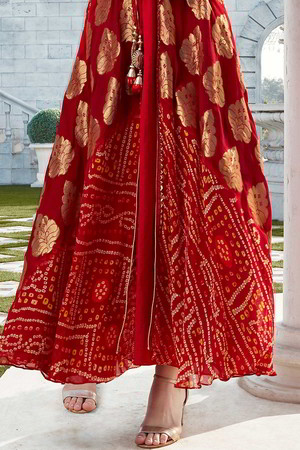 Красное платье / костюм из креп-жоржета, украшенное вышивкой люрексом