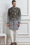 Национальный индийский мужской свадебный костюм: серое шервани + белые чуридары