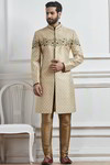 Бежевый национальный мужской свадебный костюм: шервани + чуридары