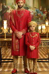 Национальный мужской свадебный костюм: красный шервани + песочные чуридары
