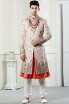 *Белый и меловый хлопко-шёлковый индийский свадебный мужской костюм / шервани, украшенный вышивкой с бисером