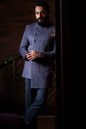 Серый хлопковый и замшевый индийский свадебный мужской костюм / шервани, украшенный вышивкой люрексом с пайетками