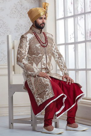 Белый хлопко-шёлковый индийский свадебный мужской костюм / шервани, украшенный вышивкой люрексом