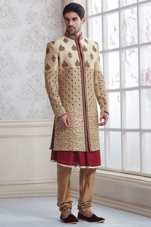Бежевый индийский свадебный мужской костюм / шервани из хлопка с шёлком, украшенный вышивкой со стразами, бисером, перламутровыми бусинками