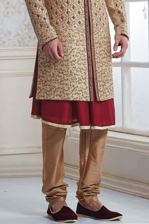 Бежевый индийский свадебный мужской костюм / шервани из хлопка с шёлком, украшенный вышивкой со стразами, бисером, перламутровыми бусинками