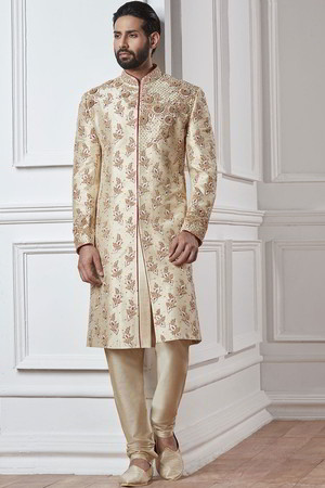 Свадебный индийский мужской костюм: кремовый шервани + чуридары