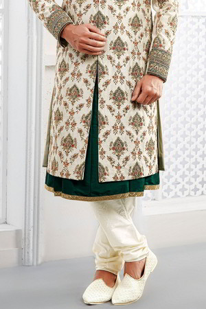 Белый хлопко-шёлковый индийский свадебный мужской костюм / шервани, украшенный скрученной шёлковой нитью, вышивкой со стразами, перламутровыми бусинками