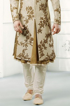 Кремовый индийский свадебный мужской костюм / шервани из хлопка с шёлком и блестящей ткани, украшенный вышивкой люрексом с перламутровыми бусинками