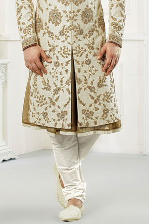 Белый хлопко-шёлковый индийский свадебный мужской костюм / шервани, украшенный скрученной шёлковой нитью со стразами