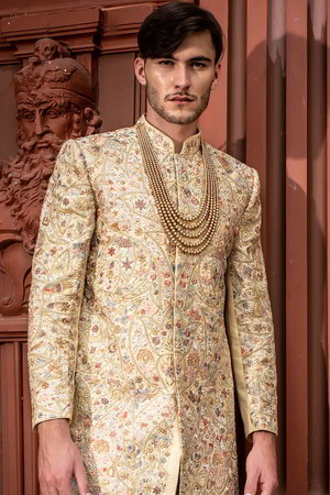 Кремовый хлопко-шёлковый и парчёвый индийский свадебный мужской костюм / шервани, украшенный скрученной шёлковой нитью, вышивкой с бисером, пайетками