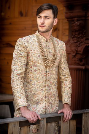 Кремовый хлопко-шёлковый и парчёвый индийский свадебный мужской костюм / шервани, украшенный скрученной шёлковой нитью, вышивкой с бисером, пайетками