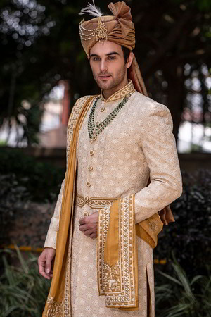 Бежевый национальный индийский свадебный мужской костюм-тройка, украшенный вышивкой скрученной шёлковой нитью и бисером