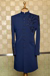 *Тёмно-синий хлопко-шёлковый индийский свадебный мужской костюм / шервани, украшенный вышивкой с бисером