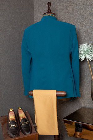 Зелёный мужской костюм, украшенный вышивкой