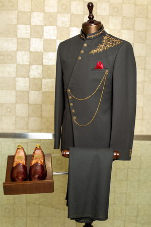 Серый мужской костюм, украшенный скрученной шёлковой нитью с пайетками