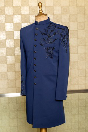 Тёмно-синий хлопко-шёлковый индийский свадебный мужской костюм / шервани, украшенный вышивкой с бисером