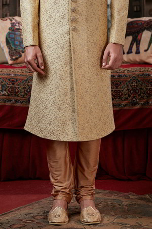 Кремовое шервани + песочные чуридары