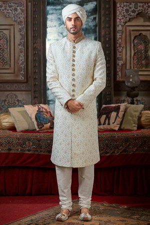 Белый национальный индийский свадебный мужской костюм (шервани + чуридары)