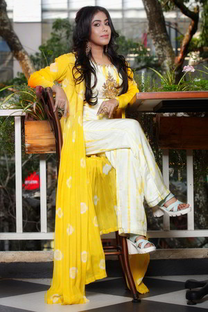 Белый с жёлтым женский индийский костюм-тройка, без рукавов, украшенный вышивкой