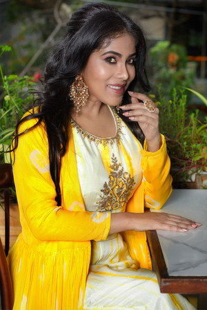 Белый с жёлтым женский индийский костюм-тройка, без рукавов, украшенный вышивкой