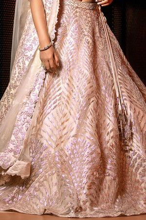Кремовый национальный индийский женский свадебный костюм лехенга (ленга) чоли, украшенный вышивкой с пайетками и стразами