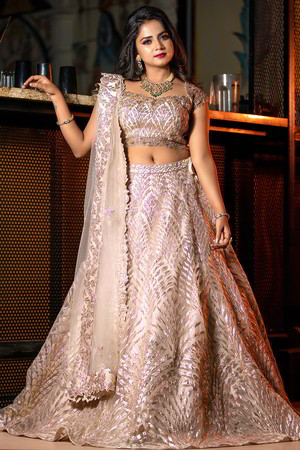 Кремовый национальный индийский женский свадебный костюм лехенга (ленга) чоли, украшенный вышивкой с пайетками и стразами