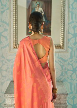 Персиковое индийское сари из шёлка, украшенное вышивкой люрексом