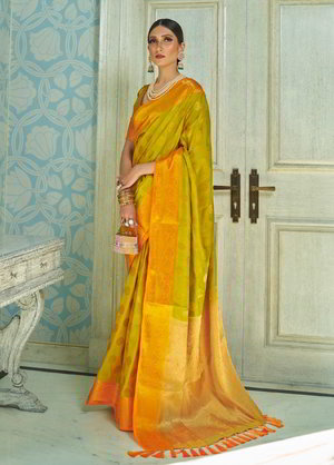 Горчичное и жёлтое индийское сари из шёлка, украшенное вышивкой люрексом