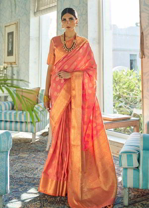 Персиковое шёлковое индийское сари, украшенное вышивкой люрексом