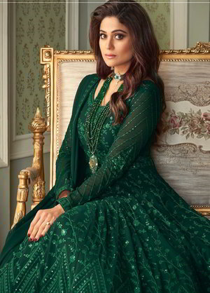 Зелёное длинное платье в пол, с длинными рукавами, украшенное вышивкой